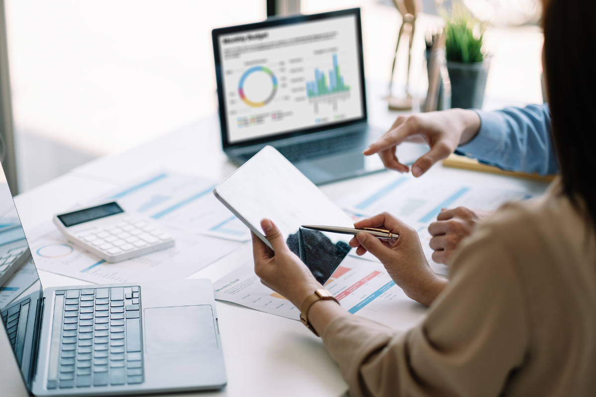 Zwei Mitarbeitende analysieren digitale Skill-Daten auf einem Bildschirm – KI-gestützte Personalplanung mit Business AI im Büroalltag