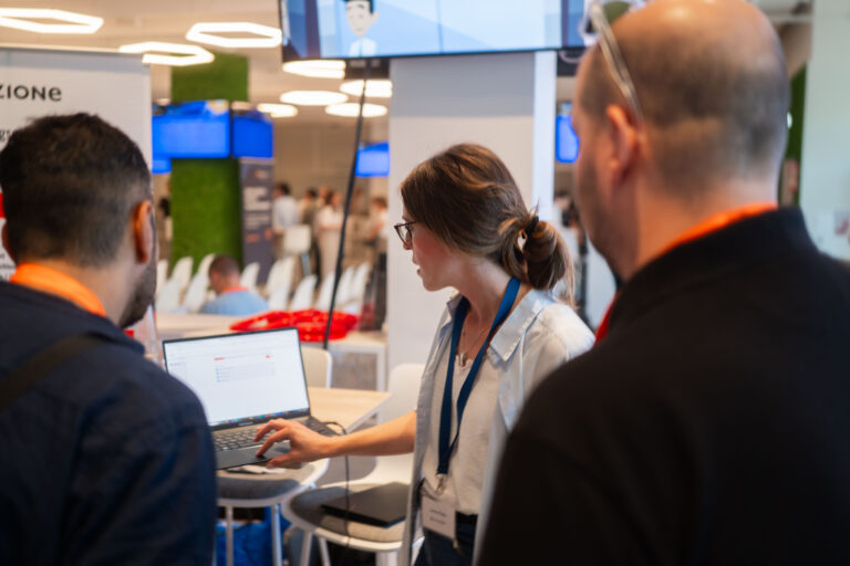 Besucher bei soluzione am Stand am AppSphere Innovation Day 2026