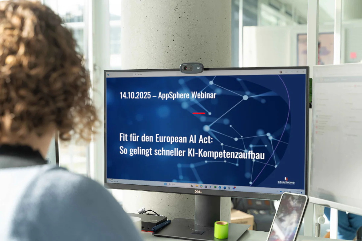 Mitarbeitende schaut auf Bildschirm mit Schulungsmodul zum Thema „Fit für den European AI Act: So gelingt schneller KI-Kompetenzaufbau"